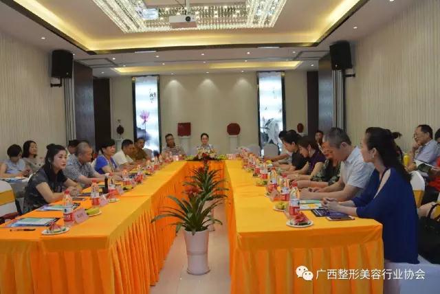 李雪萍会长作重要讲话.jpg